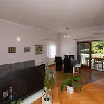 Apartment Lara *