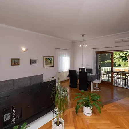 Apartment Lara *