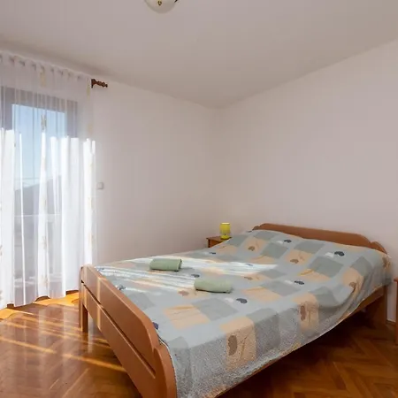 Apartment Lara *